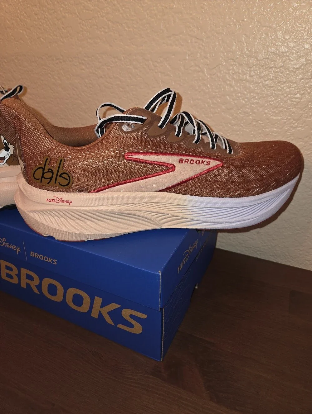 Brooks RUN DISNEY Ghost 17 Chip 'n' Dale Running Shoes. Mens 9, Wide - Picture 4 of 8